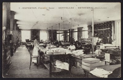 Postkarte, die die Spitzenmanufaktur Experton, Frère et Sœur, in Retournac, um 1900 darstellt von French Photographer